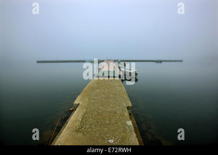 Der kleine Hafen von Mikrolimni Fischerdorf, Mikri ("klein") Prespa-See, Florina, Mazedonien, Griechenland. Stockfoto