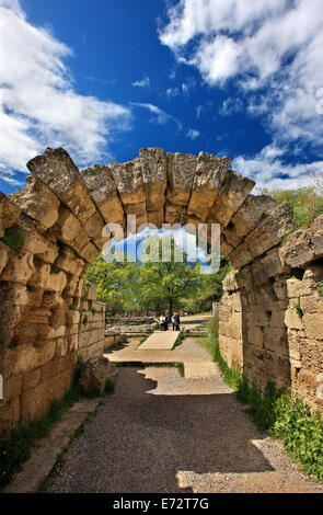 Die "Krypta", Eintritt in das Stadion des antiken Olympia, der Geburtsstätte der Olympischen Spiele, Ilia, Peloponnes, Griechenland. Stockfoto