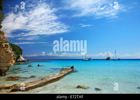 Die kleine Steg am exotischen Voutoumi Strand, Antipaxos ("Antipaxi") Insel, Ionisches Meer, Nordteil ("sieben Inseln"), Griechenland. Stockfoto