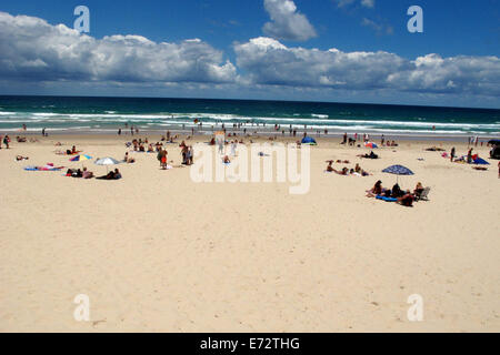 Besucher genießen die Sonne Strand und Surfen Surfers Paradise Beach an der Gold Coast Australien Stockfoto