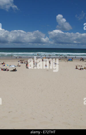 Besucher genießen die Sonne Strand und Surfen Surfers Paradise Beach an der Gold Coast Australien Stockfoto