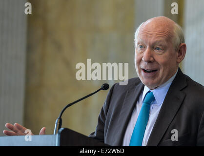 Washington, DC, USA. 4. September 2014. Bill White, ehemaliger Bürgermeister von Houston und ehemaliger stellvertretender Sekretär des US Department of Energy, spricht im Rahmen einer Feierstunde anlässlich des 225. Jubiläums des Finanzministeriums, im Bar Raum des Finanzministeriums in Washington, DC, USA, 4. September 2014. Bildnachweis: Bao Dandan/Xinhua/Alamy Live-Nachrichten Stockfoto