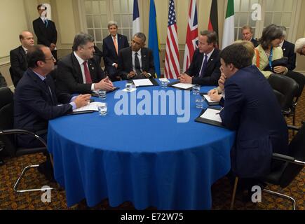 US-Präsident Barack Obama tritt der britische Premierminister David Cameron und europäischen Staats-und Regierungschefs in einem Gespräch mit der ukrainische Präsident Petro Poroshenko vor dem NATO-Gipfel 4. September 2014 in Newport, Wales. US-Außenminister John Kerry hört hinter den Präsidenten. Stockfoto