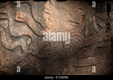 Toltec Krieger mit einer Schlange in den rechten Arm hält einen menschlichen Kopf mit seiner linken Hand in die Maya-Stadt Chichen Itza Stockfoto