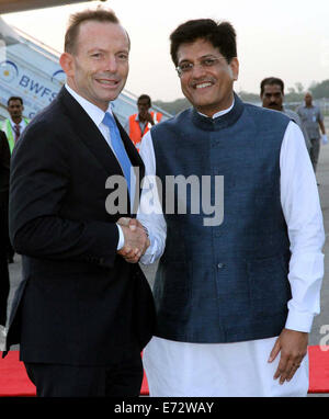 Neu-Delhi. 4. September 2014. Australischer Premierminister Tony Abbott (L) schüttelt Hände mit indischen macht Minister Piyush Goyal bei seiner Ankunft an der Air Force Station Palam in New Delhi, der Hauptstadt von Indien, am 4. September 2014. Australische Premierminister Tony Abbott ist ein zwei-Tages-Tour in Indien. Bildnachweis: Xinhua/Alamy Live-Nachrichten Stockfoto