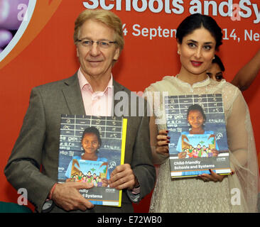 Neu-Delhi, Indien. 4. September 2014. Bollywood-Schauspielerin Kareena Kapoor (R) und Indien Vertreter des United Nations Children es Fund (UNICEF) Louis-Georges Arsenault besuchen Sie den Start der UNICEF Leitprinzipien Kind freundlich Schulen und Systeme in New Delhi, der Hauptstadt von Indien, am 4. September 2014. © Partha Sarkar/Xinhua/Alamy Live-Nachrichten Stockfoto