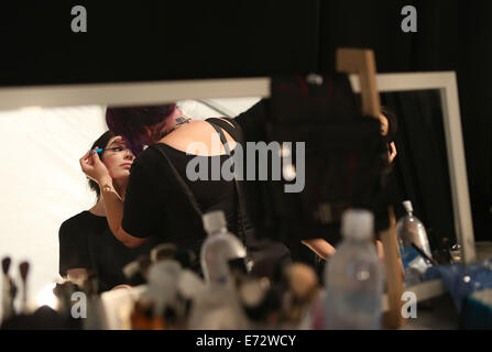 New York, USA. 4. September 2014. Ein Modell hat Make-up hinter den Kulissen während der 2015 New York Fashion Week in New York, Vereinigte Staaten, am 4. September 2014 angewendet. Bildnachweis: Qin Lang/Xinhua/Alamy Live-Nachrichten Stockfoto