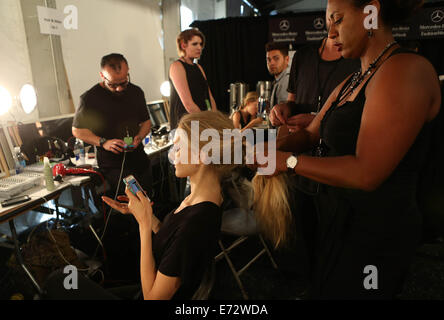 New York, USA. 4. September 2014. Ein Modell hat ihr Haar geschehen hinter den Kulissen während der 2015 New York Fashion Week in New York, Vereinigte Staaten, am 4. September 2014. Bildnachweis: Qin Lang/Xinhua/Alamy Live-Nachrichten Stockfoto
