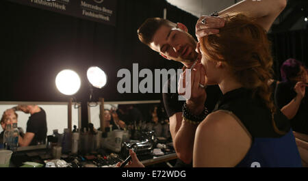 New York, USA. 4. September 2014. Ein Modell hat Make-up hinter den Kulissen während der 2015 New York Fashion Week in New York, Vereinigte Staaten, am 4. September 2014 angewendet. Bildnachweis: Qin Lang/Xinhua/Alamy Live-Nachrichten Stockfoto