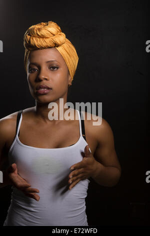 Porträt der jungen Frau im Kopftuch Stockfoto