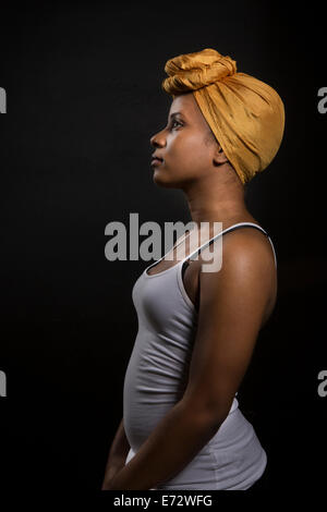 Porträt der jungen Frau im Kopftuch Stockfoto