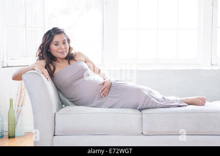 Ansicht der schwangeren Frau auf sofa Stockfoto