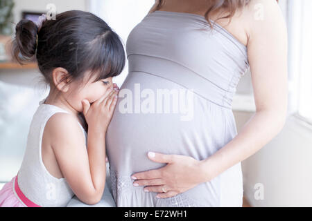 Blick auf schwangere Frau mit Tochter (6-7) Stockfoto