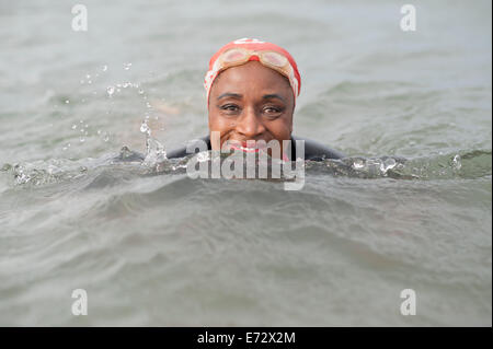 Porträt der Frau schwimmen Stockfoto