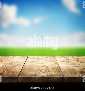 Leere Holztisch über natürlichen Hintergrund bokeh Stockfoto