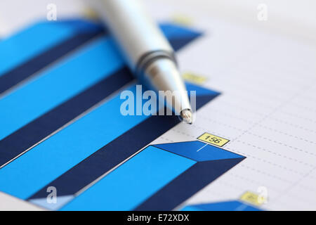 Jahresrechnung. Business-Grafik. Kugelschreiber in einem finanziellen Diagramm oder Börsendaten. Kugelschreiber im Mittelpunkt. Close-up. Stockfoto