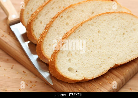 Scheiben Brot mit Sesam und Messer. Closeup. Stockfoto