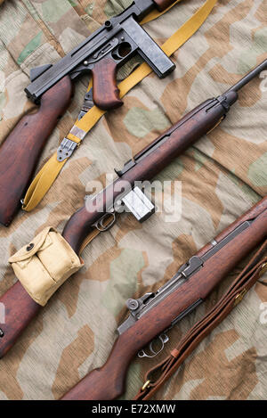 WW2 amerikanische Armee Waffen. M1 Garand / M1 Carbine / Thompson Maschinenpistole Stockfoto