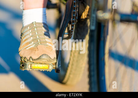 Mädchen in Turnschuhen auf einem Fahrrad Pedal Fuß Stockfoto