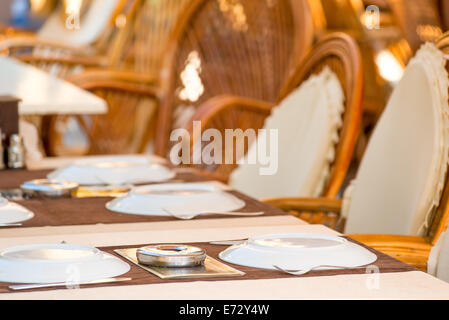 Tabellen in ein Sommercafé im Ort gelegt Stockfoto