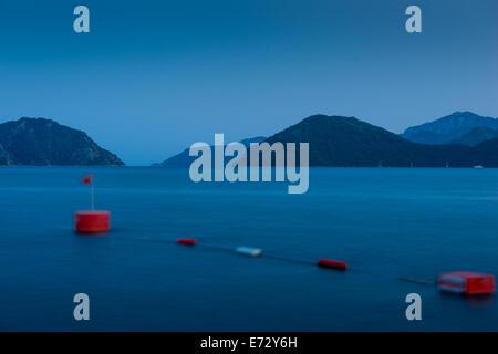 düsteren Abend Seelandschaft mit Blick auf die Berge Stockfoto