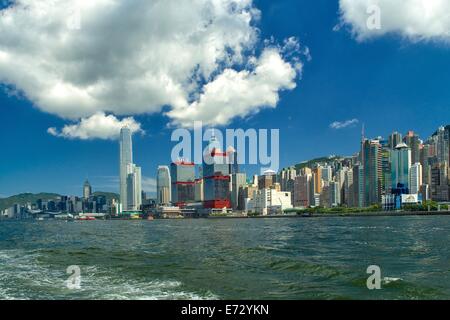 Skyline von Hong Kong Island vom Meer aus gesehen Stockfoto