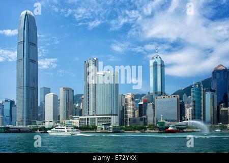 Skyline von Hong Kong Island vom Meer aus gesehen Stockfoto