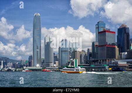 Skyline von Hong Kong Island vom Meer aus gesehen Stockfoto