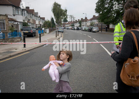 Edmonton, London, UK. 4. September 2014. Eine 82 Jahre Frau namens Palmira Silva wurde in einem vermuteten Enthauptung im Garten hinter dem Haus auf einem Grundstück in Nightingale Road in Edmonton North London ermordet. Ein Verdächtiger in seinen Zwanzigern wurde später von der Polizei Kredit verhaftet: Amer Ghazzal/Alamy Live-Nachrichten Stockfoto