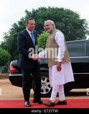 Neu-Delhi, Indien. 5. Sep, 2014. Indian Prime Minister Narendra Modi (R) schüttelt die Hand mit dem Besuch australischen Premierministers Tony Abbott während einer Willkommenszeremonie am Präsidentenpalast in Neu-Delhi, Indien, 5. September 2014. Bildnachweis: Partha Sarkar/Xinhua/Alamy Live-Nachrichten Stockfoto