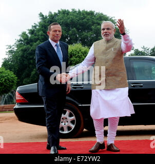 Neu-Delhi, Indien. 5. Sep, 2014. Indian Prime Minister Narendra Modi (R) schüttelt die Hand mit dem Besuch australischen Premierministers Tony Abbott während einer Willkommenszeremonie am Präsidentenpalast in Neu-Delhi, Indien, 5. September 2014. Bildnachweis: Partha Sarkar/Xinhua/Alamy Live-Nachrichten Stockfoto