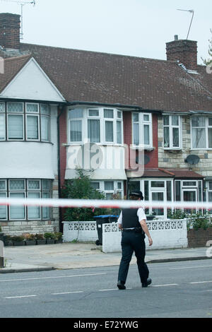 Edmonton, London, UK. 4. September 2014. Eine 82 Jahre Frau namens Palmira Silva wurde in einem vermuteten Enthauptung im Garten hinter dem Haus auf einem Grundstück in Nightingale Road in Edmonton North London ermordet. Ein Verdächtiger in seinen Zwanzigern wurde später von der Polizei Kredit verhaftet: Amer Ghazzal/Alamy Live-Nachrichten Stockfoto