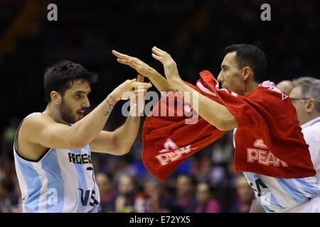 Sevilla, Spanien. 4. September 2014. Facundo Campazzo (L) von Argentinien feiert mit seinen Teamkollegen Pablo Prigioni innerhalb der Gruppe B gegen Griechenland bei der FIBA Basketball WM 2014, in Sevilla, Spanien, am 4. September 2014 übereinstimmen. Argentinien verloren 71-79. Bildnachweis: Juan Jose Ubeda/Xinhua/Alamy Live-Nachrichten Stockfoto