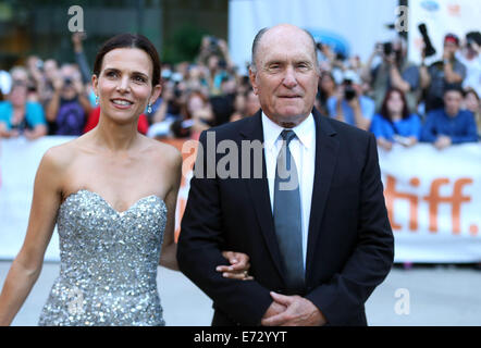 Toronto, Kanada. 4. September 2014. Schauspieler Robert Duvall und seine Frau Luciana Pedraza kommen für die Premiere von der Eröffnungsfilm "The Judge" in der Roy Thomson Hall während der 39. Toronto International Film Festival in Toronto, Kanada, 4. September 2014. Startete am Donnerstag, liefert dieser 11-Tages-Veranstaltung in diesem Jahr 406 Filme aus über 80 Ländern und Regionen. Bildnachweis: Zou Zheng/Xinhua/Alamy Live-Nachrichten Stockfoto