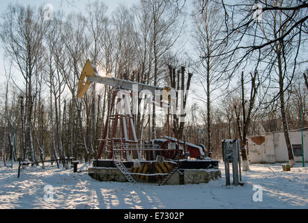 Öl, frostigen Morgen rocken. Ölpumpen. Öl-Industrie Stockfoto