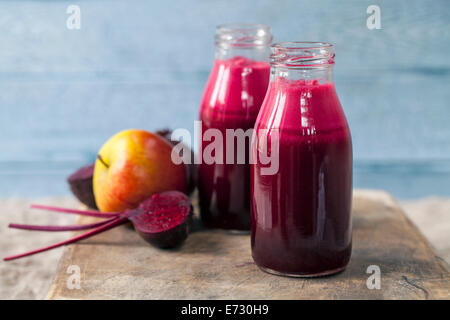 Rote Beete und Apfelsaft Stockfoto