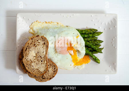 Ei mit Spargel und Brot Stockfoto