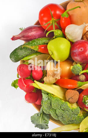 Obst und Gemüse in den Korb auf weißem Hintergrund Stockfoto