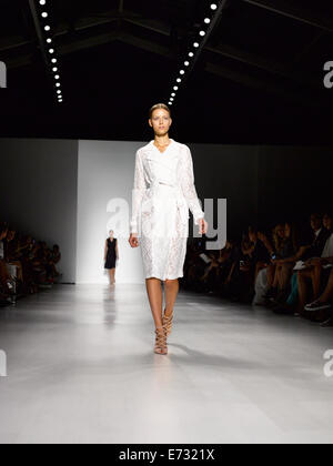 New York, New York, USA. 4. September 2014. Ein Modell geht dem Laufsteg bei der Modenschau von TADASHI SHOJI Frühjahr/Sommer 2015 in New York Fashion Week. Bildnachweis: Jodi Jones/ZUMA Wire/ZUMAPRESS.com/Alamy Live-Nachrichten Stockfoto