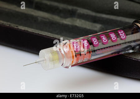 Insulin-Spritze oder Pen für den Einsatz von Diabetikern. Logos entfernt Stockfoto