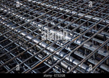 Stahlbeton-Verstärkung mit gespannten Kabeln im Überbau der Brücke. Stockfoto