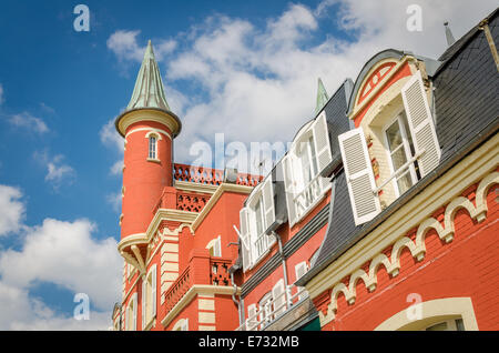 Kleine Burg wie Gebäude mit schönen roten Turm auf französische Nordküste. Stockfoto