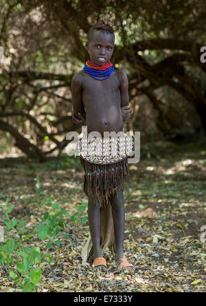 Porträt eines Mädchens Nyangatom Stamm mit einem traditionellen Rock, Omo-Tal, Kangate, Äthiopien Stockfoto