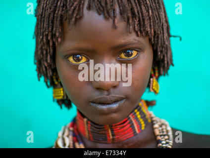 Litte Hamer Mädchen Stamm In traditioneller Kleidung, Turmi, Omo-Tal, Äthiopien Stockfoto