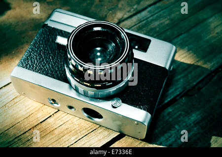 eine alte Kamera auf einer rustikalen Holzoberfläche Stockfoto