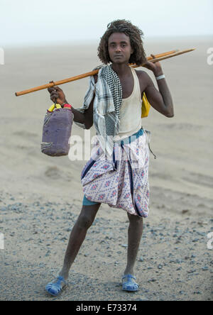 Afar Stammes Mann allein entlang A Road, Assayta, Äthiopien Stockfoto