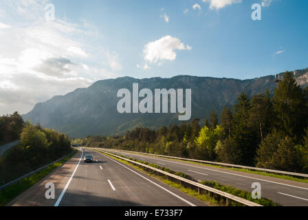 Autobahn in österreichischen Berge bei Sonnenuntergang Stockfoto