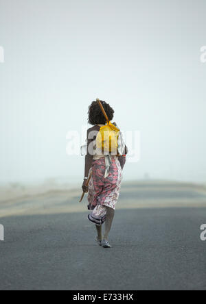 Afar Stammes Mann allein entlang A Road, Assayta, Äthiopien Stockfoto