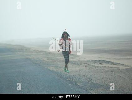 Afar Stammes Mann allein entlang A Road, Assayta, Äthiopien Stockfoto