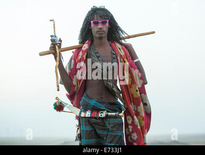 Afar Stammes Mann allein entlang A Road, Assayta, Äthiopien Stockfoto